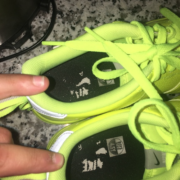 NIKE'S AIR FORCE 1 UTILITY ARRIVES IN A STRIKING "VOLT" - Picture 8 of 14